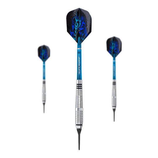 Miękkie rzutki Harrows Blaze Style A - 18g Das Bild zeigt drei Softdarts des Produkts "Harrows Blaze Style A Softdarts - 18g". Die Darts haben blaue Schäfte, schwarze Flights mit blauen Flammen und silberne, gerillte Barrels.