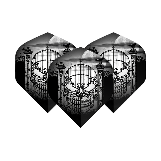 Alchemia Porzuć wszelką nadzieję Nr 2 Standardowe loty Das Bild zeigt drei schwarze Dart-Flights mit einem detailreichen, gotischen Tor-Design in Form eines Totenschädels. Im Hintergrund sind ein Vollmond und fliegende Raben zu sehen.