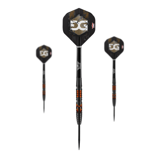 Auf dem Bild sind drei moderne Steeldarts mit schwarzem Schaft und auffälligen orangenen Akzenten zu sehen. Die Flights der Darts sind schwarz mit weiß-goldenem Muster und dem Schriftzug "5G".