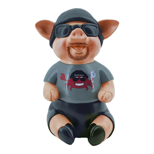 Markus Krebs Fraza Świnka Das Bild zeigt ein Schweinchen mit Sonnenbrille, Mütze und Bart. Es trägt ein T-Shirt mit einem lustigen Aufdruck und repräsentiert das Produkt "Markus Krebs Phrasenschwein".