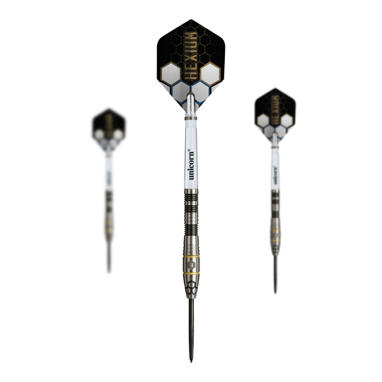 Unicorn Hexium Style 01 Czarno-złote Steeldarts Das Bild präsentiert das Set der Unicorn Hexium Style 01 Black & Gold Steeldarts. Die Steeldarts sind in einer ansprechenden Schwarz-Gold-Optik dargestellt.