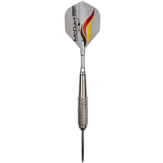 MCST7_McDart_Nickel_Silver_Steeldarts_1qygl1RYTiAtwH Auf dem Bild ist ein McDart Nickel Silver Steeldart zu sehen. Der Dartpfeil ist silberfarben mit einem schmalen, strukturierten Griff und einer Flugfeder mit Flammenmuster.