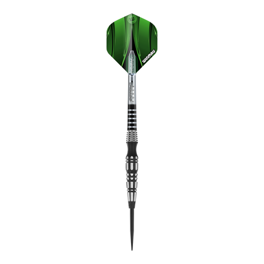 Das Bild zeigt einen Winmau Sniper Special Edition V2 Steeldart. Der Dart hat eine grüne Flight und ein silber-schwarzes, geriffeltes Barrel.