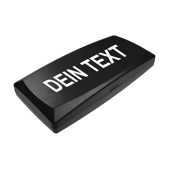 MD-ABS-Schwarz_W_Bedruckte_ABS_Box_Wunschtext_Schwarz_1zCcG6C02ZmcWz Dies ist eine schwarze rechteckige Box mit abgerundeten Kanten. Auf dem Deckel steht in weißen Großbuchstaben "DEIN TEXT".