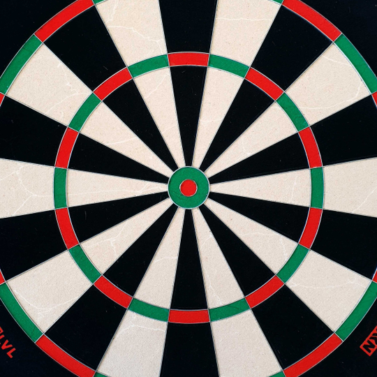 Tarcza do darta GOAT Everscore Steel Das Bild zeigt ein GOAT Everscore Steeldartboard mit klaren Farben und deutlichen Markierungen. Die Segmente sind in Schwarz, Weiß, Rot und Grün gehalten.