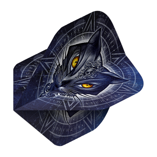 Das Bild zeigt das Produkt „Alchemy Star Of Ailouros No2 Standard Flights“. Auf dem Flight ist ein dunkelblaues Katzenmotiv mit leuchtend gelben Augen und mystischen Symbolen abgebildet.