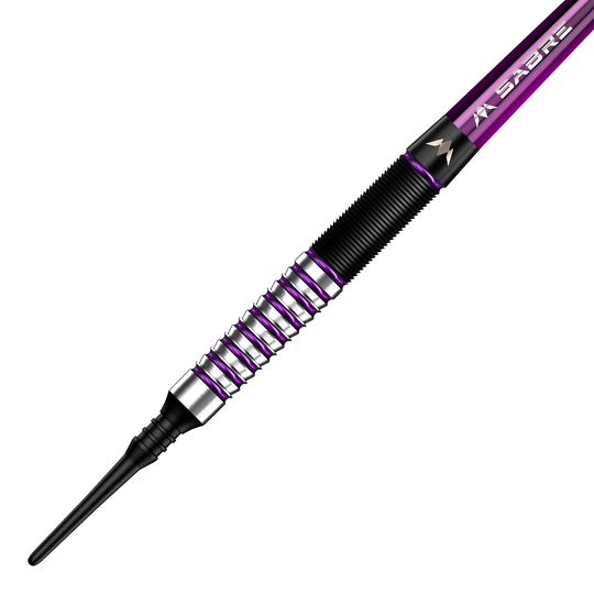 Das Bild zeigt einen Softdart mit einem schwarzen und lila Design. Der Dart heißt "Mission James Hurrell Hillbilly Black Purple Softdarts - 18g".