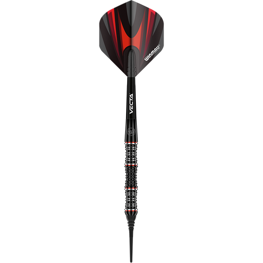 2440_Winmau_Mervyn_King_Special_Edition_Softdarts_1sK7i5faRNs77F Das Bild zeigt den Winmau Mervyn King Special Edition Softdart. Der Dart hat ein schwarzes Design mit roten Akzenten und einem strukturierten Griff.
