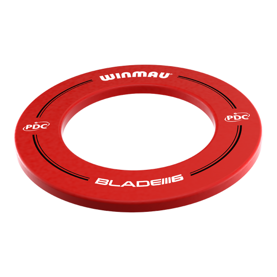 Obudowa tarczy do darta Winmau PDC – czerwona Das Bild zeigt einen roten Dartboard-Surround der Marke Winmau. Auf dem Surround stehen die Aufschriften „WINMAU“, „PDC“ und „BLADE 6“.