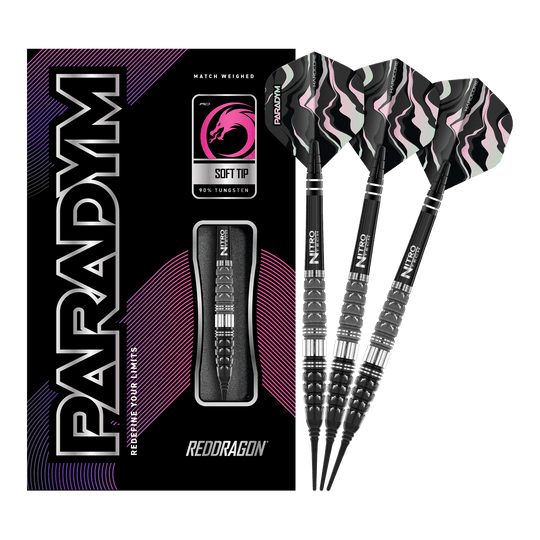 Red Dragon Paradym Torpedo Soft Darts - 20g Auf dem Bild sind die Red Dragon Paradym Torpedo Softdarts mit 20 Gramm Gewicht zu sehen. Die Verpackung und drei Darts mit schwarz-silbernen Spitzen und auffälligen Flights sind abgebildet.