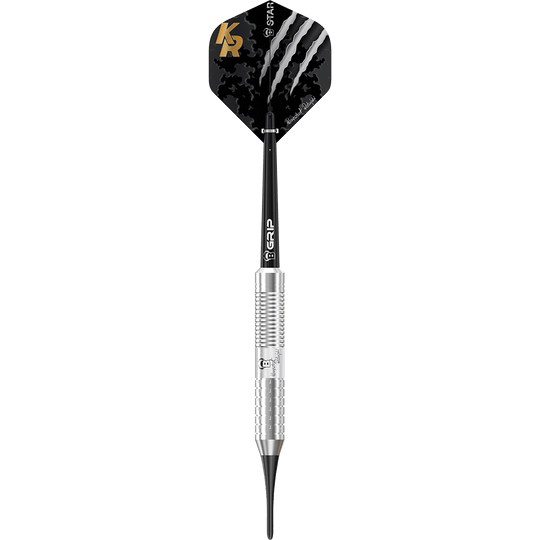 17008_Bulls_Krzysztof_Ratajski_Brass_Silver_Softdarts_1AWPDBiQOQ83AX Das Bild zeigt einen silbernen Softdart mit dem Namen "Bulls Krzysztof Ratajski Brass Silver Softdarts - 18g". Der Dart hat einen schwarzen Flight mit Krallenmuster und goldfarbenen Initialen „KR“.