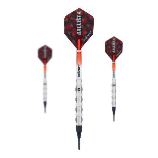 Unicorn Ballista Style 1 miękkie lotki Das Bild zeigt drei Softdarts des Modells "Unicorn Ballista Style 1". Die Darts haben rote Flights mit dem Aufdruck "BALLISTA" und silberne, strukturierte Schäfte.