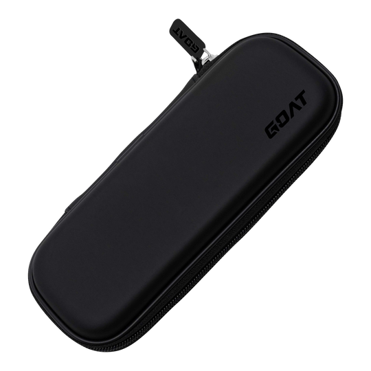 Das Bild zeigt ein schwarzes Etui mit Reißverschluss. Auf der Oberfläche steht das Wort "GOAT".