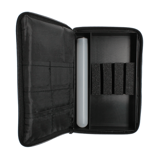 705_McDart_Tasche_Klein_OPEN_NEUlYujDdJjUOCPA Die Abbildung zeigt die geöffnete McDart Tasche Klein. Sie hat mehrere Fächer und Halterungen zur Aufbewahrung von Dartzubehör.