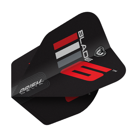 Winmau Prism Delta Blade 6 No6 Flights Das Bild zeigt ein schwarzes Dart Flight mit der Aufschrift „Blade 6“ in Rot und Weiß. Es handelt sich um das Produkt „Winmau Prism Delta Blade 6 No6 Flights“.