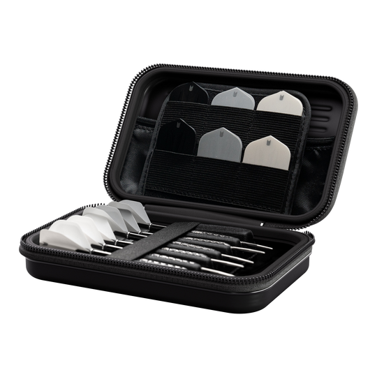 Etui na lotki Target Takoma Luke Littler XL Das Bild zeigt das Produkt "Target Takoma Bolide XL Dartcase". In dem geöffneten Etui sind mehrere Dartpfeile und Ersatzflights ordentlich verstaut.