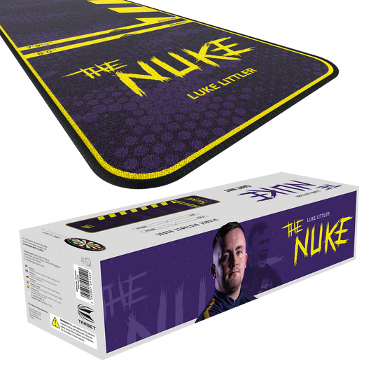 Mata do rzutek Target Luke Littler The Nuke Das Bild zeigt den "Target Luke Littler The Nuke Dartteppich" in lila Farbe mit gelben Akzenten. Auf der Verpackung ist ein Bild von Luke Littler sowie der Produktname zu sehen.