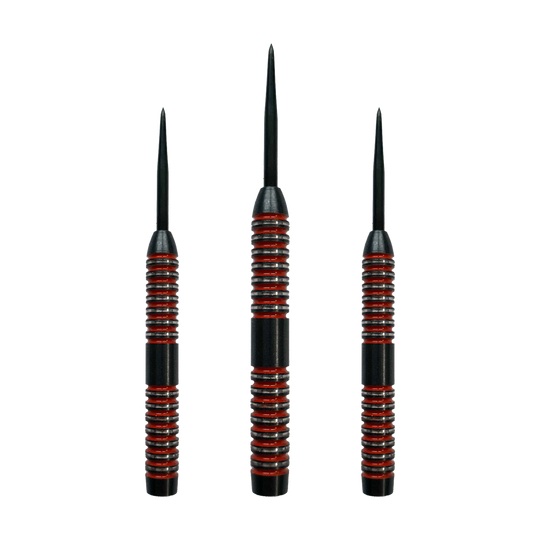 Lufy McDart Crimson Steeldart Das Bild zeigt drei McDart Crimson Steeldart Barrels mit schwarzen und roten Rillen. Sie stehen nebeneinander aufrecht mit den Spitzen nach oben.