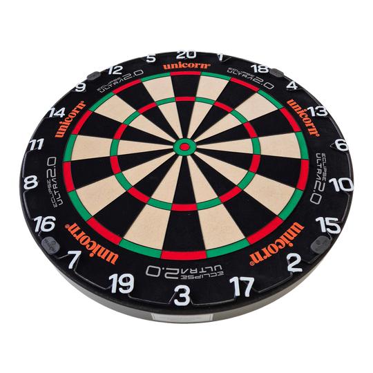 Stalowa tarcza do darta Unicorn Eclipse Ultra 2.0 Das Bild zeigt eine Unicorn Eclipse Ultra 2.0 Steeldartboard. Die Dartscheibe hat ein klares, klassisches Design mit Zahlen und farbigen Segmenten.