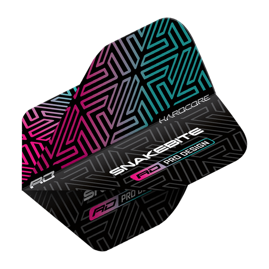 TF6822_Red_Dragon_Hardcore_Peter_Wright_Snakebite_Black-Rainbow_Standard_Flights_2XJFX2bnjsj5Jb Das Bild zeigt ein Dartflight mit einem auffälligen, bunten Muster in Schwarz, Pink und Türkis. Auf dem Flight stehen die Wörter "Hardcore", "Snakebite" und "Pro Design".