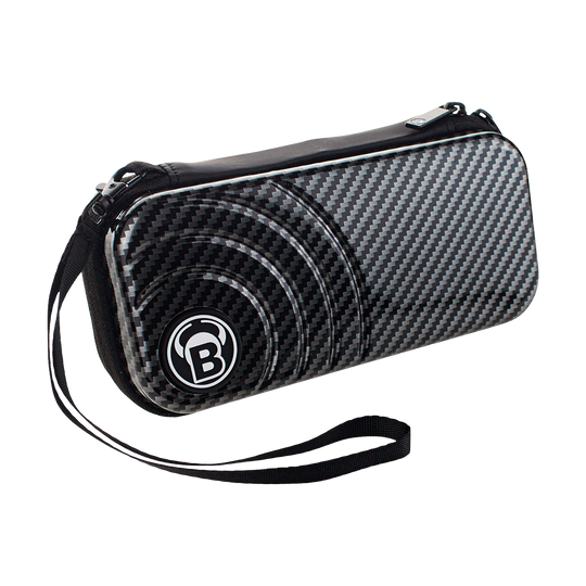 66375_Bulls_Orbis_S_Dartcase_Carbongrey_1 Das Bild zeigt das Produkt "Bulls Orbis S Dartcase - Carbongrey". Die Darttasche hat ein sportliches Carbon-Design mit einem schwarzen Handgelenkband.