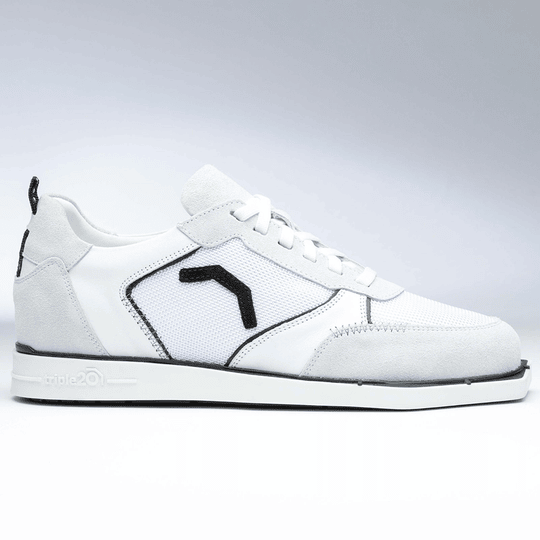 20200004-00_Triple20_Dartschuhe_Textil_Leder_Weiss_Schwarz_2 Der abgebildete Schuh ist der "Triple20 Dartschuhe Textil Leder - Weiß Schwarz". Er besteht aus weißem und grauem Textil sowie Leder und hat schwarze Akzente.