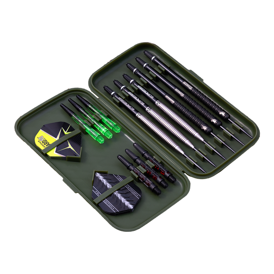 In diesem Bild ist ein offenes Dartcase mit mehreren Darts und Zubehör zu sehen. Das Etui enthält Dartpfeile, Flights und Ersatzschäfte in einer geordneten Anordnung.
