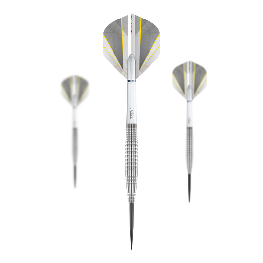 Red Dragon Seren 4 Czyste Stalowe Strzałki Das Bild zeigt drei Steeldarts des Produkts "Red Dragon Seren 4 Pure Steeldarts". Die Darts sind silberfarben mit weißen und gelben Flights.