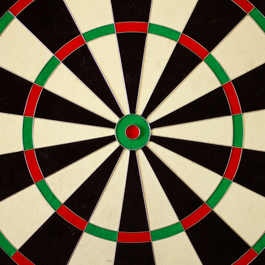 Dies ist ein Bild des Unicorn Eclipse Ultra Steeldartboards. Die Dartscheibe zeigt deutliche schwarz-weiße Segmente mit roten und grünen Ringen.