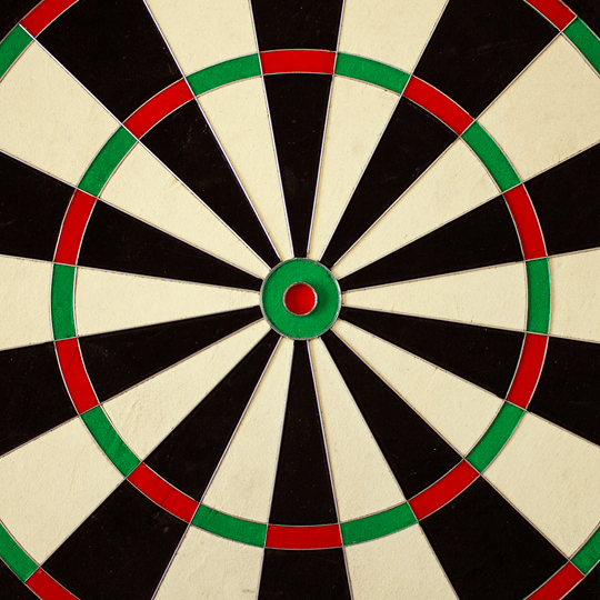 79900_Unicorn_Eclipse_Ultra_Steeldartboard_3gfPX7uCLnELDR Dies ist ein Bild des Unicorn Eclipse Ultra Steeldartboards. Die Dartscheibe zeigt deutliche schwarz-weiße Segmente mit roten und grünen Ringen.