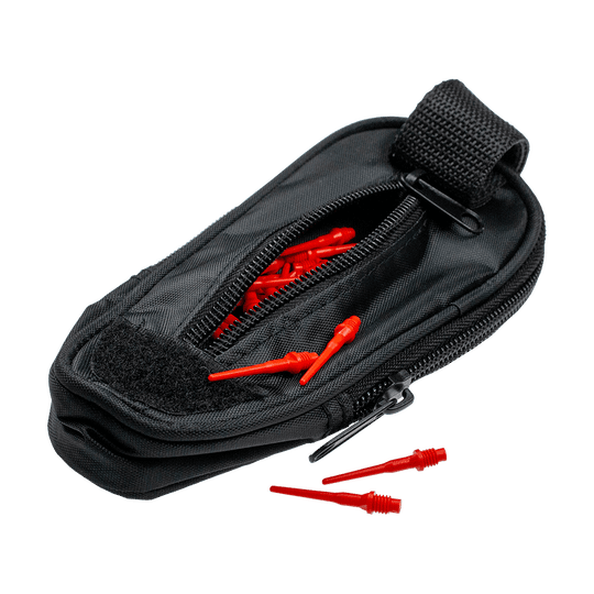 723_McDart_Slim_Case_Darttasche_Schwarz_6 Die Abbildung zeigt die McDart Slim Case Darttasche in Schwarz. Aus der geöffneten Tasche sind rote Dartspitzen zu sehen.