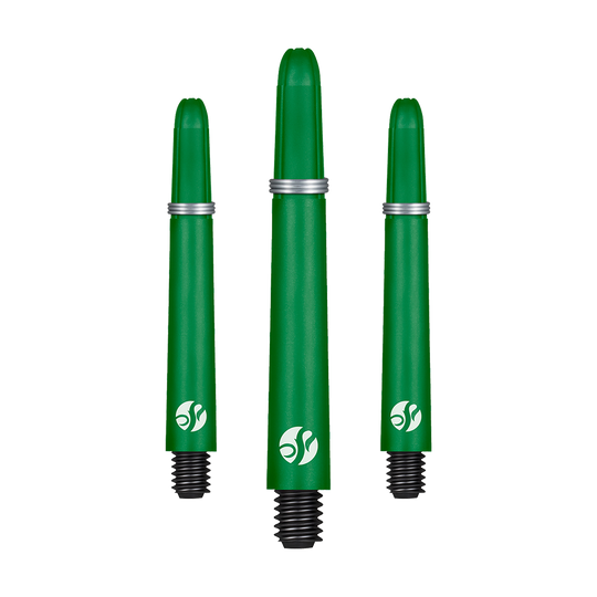 Wałki karbonowe Shot Koi - zielone Auf dem Bild sind drei grüne Dartschäfte mit schwarzen Gewinden zu sehen. Sie haben silberne Ringe und ein weißes Logo am unteren Ende.