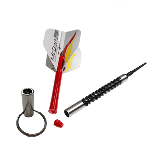 McDart Shaftrestentferner - Silber Das Bild zeigt den McDart Shaftrestentferner in Silber zusammen mit einem Dartpfeil und seinen Einzelteilen. Das Werkzeug hilft dabei, abgebrochene Shafts aus dem Barrel des Dartpfeils zu entfernen.