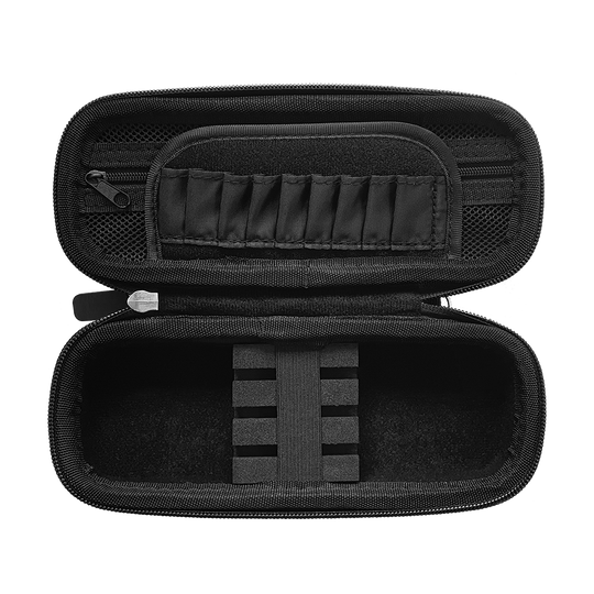 JD7021_Mission_Jack_Daniels_Freedom_Slim_Dartcase_OPEN Das Bild zeigt das geöffnete Mission Jack Daniels Freedom Slim Dartcase. Im Inneren befinden sich mehrere Fächer und elastische Schlaufen zur sicheren Aufbewahrung von Dartzubehör.