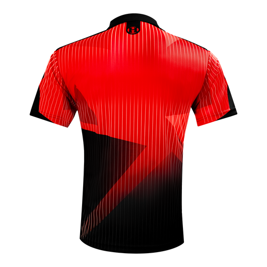 Harrows Shard Dartshirt - Rot Das Bild zeigt das Harrows Shard Dartshirt in Rot von hinten. Das Shirt hat ein auffälliges rotes und schwarzes Design mit feinen weißen Linien.