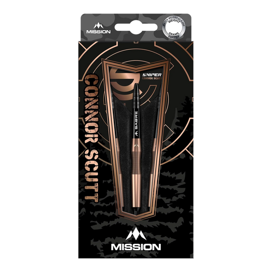 Auf dem Bild ist die Verpackung der "Mission Connor Scutt Sniper Softdarts - 18g" zu sehen. Die Darts sind in einer schwarz-goldenen Box mit auffälligem Design und Markenlogo präsentiert.