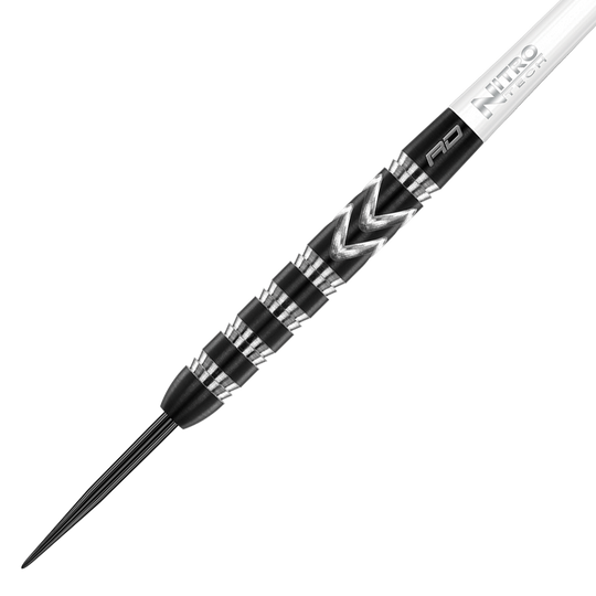 Das Bild zeigt einen hochwertigen Steeldart mit schwarzem und silbernem Muster. Auf dem Schaft steht „NITRO TECH“ und das Design wirkt modern und präzise verarbeitet.