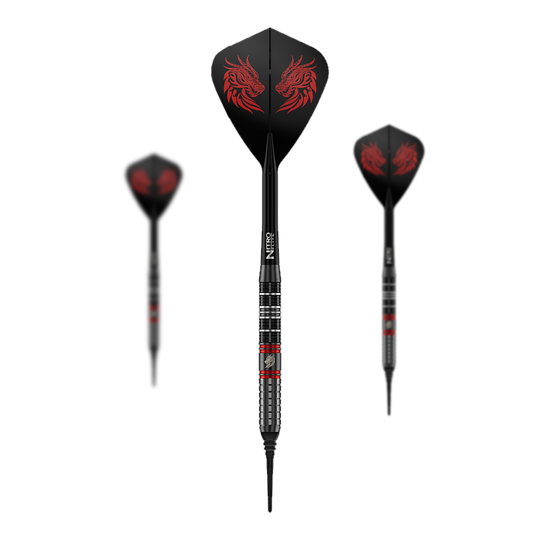 Czerwone lotki Dragon Jonny Clayton RD-ULTRA miękkie - 18g Zu sehen ist ein Set der Red Dragon Jonny Clayton RD-ULTRA Softdarts mit 18g Gewicht. Die drei Darts haben schwarze, silberne und rote Details und sind nebeneinander platziert.