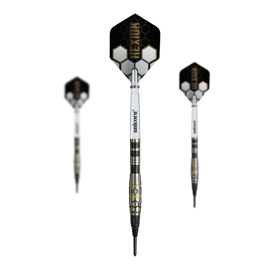 Unicorn Hexium Style 01 Czarno-złote miękkie lotki - 22 g Dieses Set zeigt die Unicorn Hexium Style 01 Black & Gold Softdarts - 22g als Set. Perfekt für Spieler, die ein passendes, abgestimmtes Dart-Set suchen.