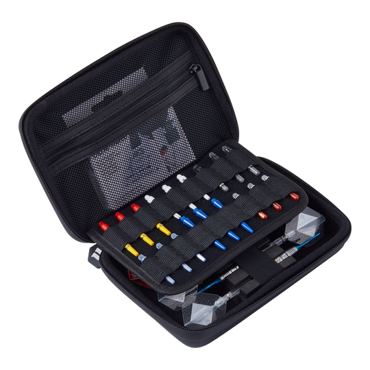 Das Bild zeigt das Produkt "Unicorn Ultra 3UP Medium Dartcase - Schwarz". Das Dartcase ist geöffnet und ordentlich mit verschiedenen Dartzubehörteilen und Darts bestückt.