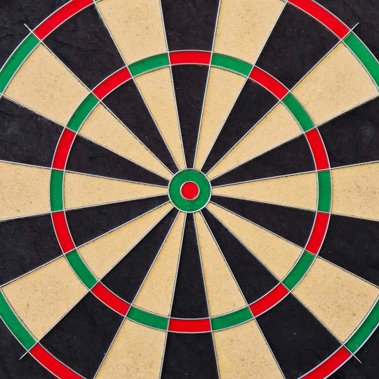 Das Bild zeigt eine Steeldart-Scheibe mit den klassischen Farben Schwarz, Beige, Rot und Grün. Es handelt sich um das Produkt "Unicorn Eclipse Smartboard Steeldartboard".