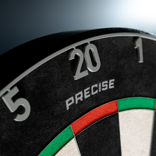 Das Bild zeigt das Precise 180 Endorphine Steeldartboard mit Nummernring in Nordic Grey. Dieses Produkt zeichnet sich durch seine hochwertige Verarbeitung aus.