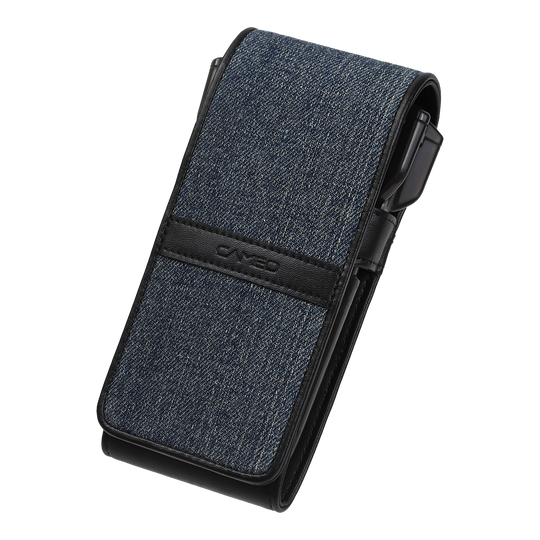 Etui na strzałki Cameo Thread Das Bild zeigt ein Etui mit einem Bezug aus blauem Jeansstoff und schwarzen Lederakzenten. Es ist rechteckig und hat die Aufschrift "Cameo" auf dem schwarzen Lederstreifen.