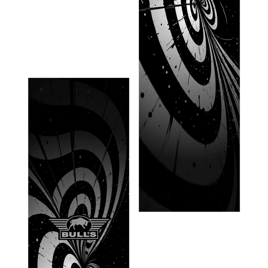 Das Bild zeigt den "Bulls NL Illusion Black White Dartteppich" mit einem auffälligen, schwarz-weißen Kreismuster. Unten ist das Logo von BULL'S mit einem stilisierten Stier zu sehen.