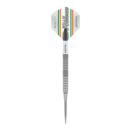 Lotki stalowe Winmau Willie O'Connor - 23g Das Bild zeigt einen Winmau Willie O'Connor Steeldart mit 23g Gewicht. Der Dart hat ein silbernes, geriffeltes Barrel und ein Flight mit orangenen, grünen und schwarzen Streifen.