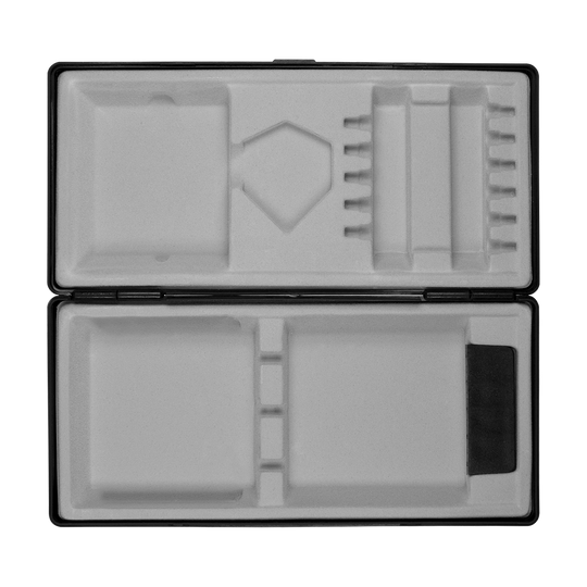 Pudełko ABS z nadrukiem na zamówienie Das Bild zeigt eine geöffnete schwarze Box mit mehreren Fächern und Einteilungen. Die Innenausstattung besteht aus hellem Schaumstoff, der zur sicheren Aufbewahrung verschiedener Gegenstände dient.