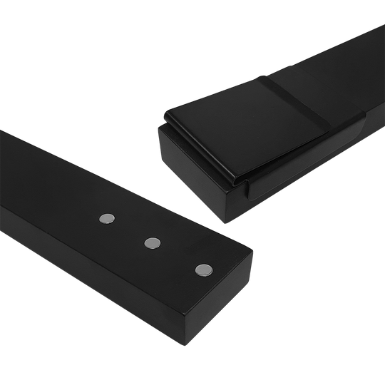 8208_Winmau_Sabre_Oche_Master_4 Das Bild zeigt den Winmau Sabre Oche Master, ein Messwerkzeug für den Dartbereich. Es besteht aus schwarzen, rechteckigen Teilen mit sichtbaren Metallpunkten.