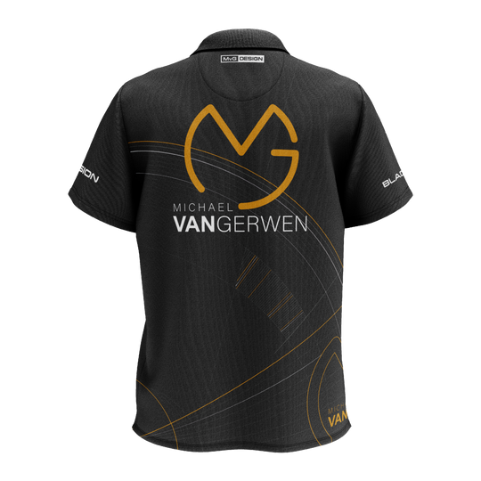 Koszulka polo dart Winmau z limitowanej edycji Das Bild zeigt ein schwarzes Dartshirt mit goldenen und weißen Akzenten. Auf der Rückseite steht "Michael van Gerwen" zusammen mit einem großen, stilisierten "MVG"-Logo.