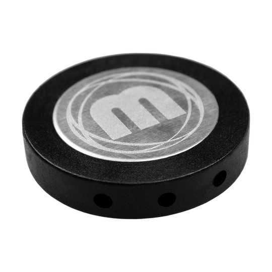 Das Bild zeigt einen Winmau Premium Point Protector für Steeldarts. Es ist ein rundes, schwarzes Schutzetui mit dem Winmau-Logo auf der Oberseite.