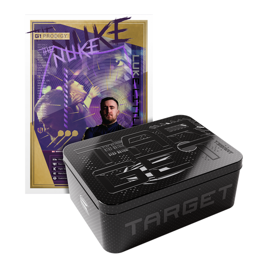Lotki stalowe Target Luke Littler GEN1 Prodigy Swiss Point Das Bild zeigt eine Verpackung der "Target Luke Littler GEN1 Prodigy Swiss Point Steeldarts". Im Hintergrund ist ein farbenfrohes Poster mit dem Bild eines Dartspielers zu sehen.